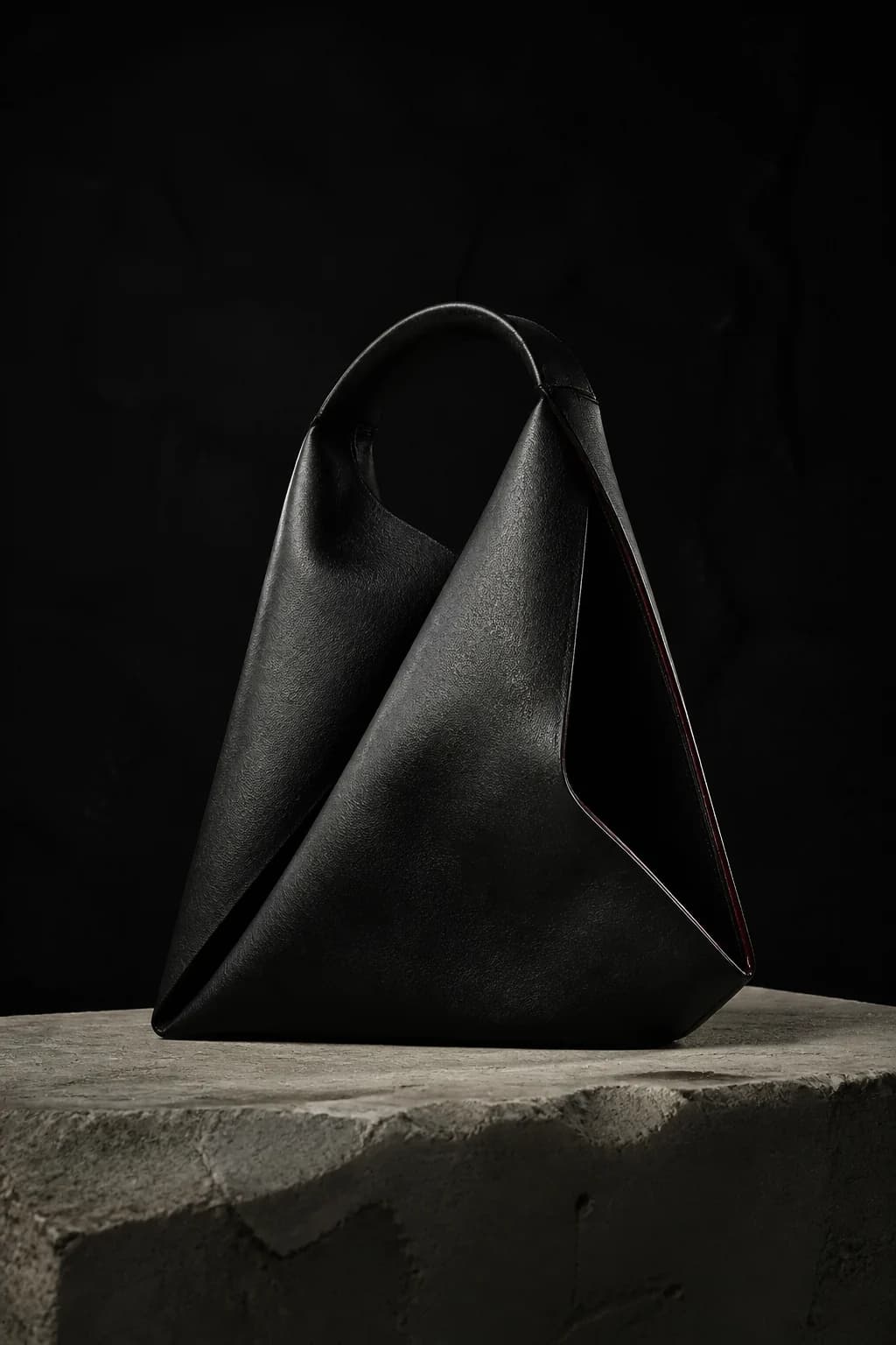 Bolsa preta de couro estruturado com dobra escultórica